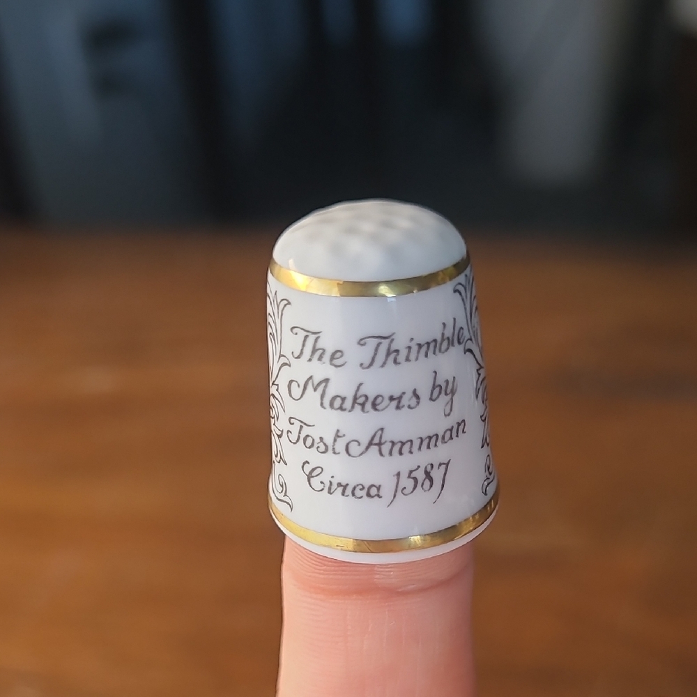 Sutherland Porcelain Thimble with Gold Trim